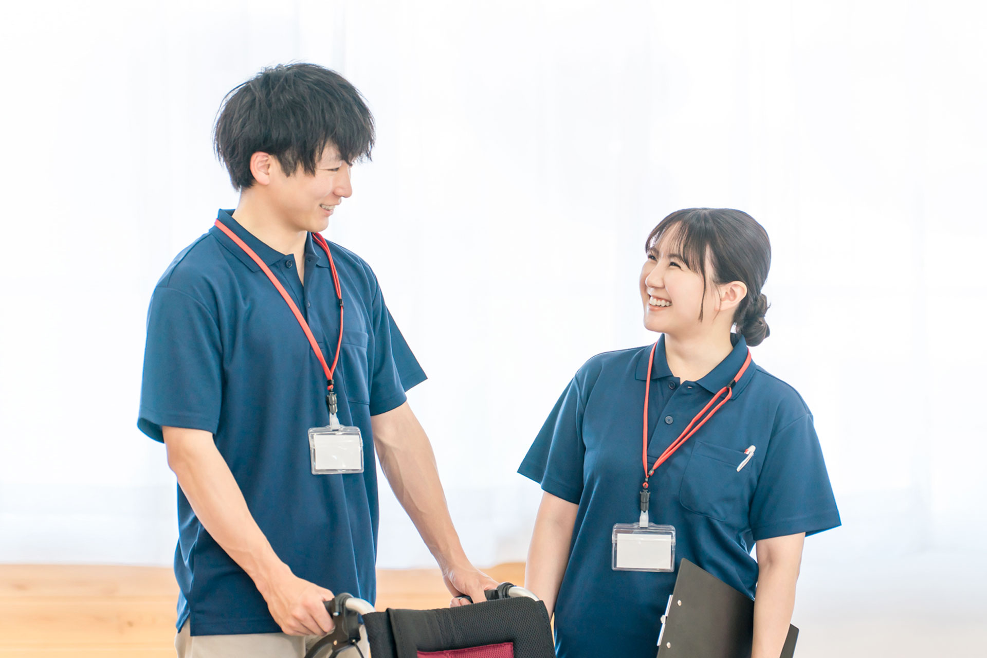 笑顔で働く介護職員