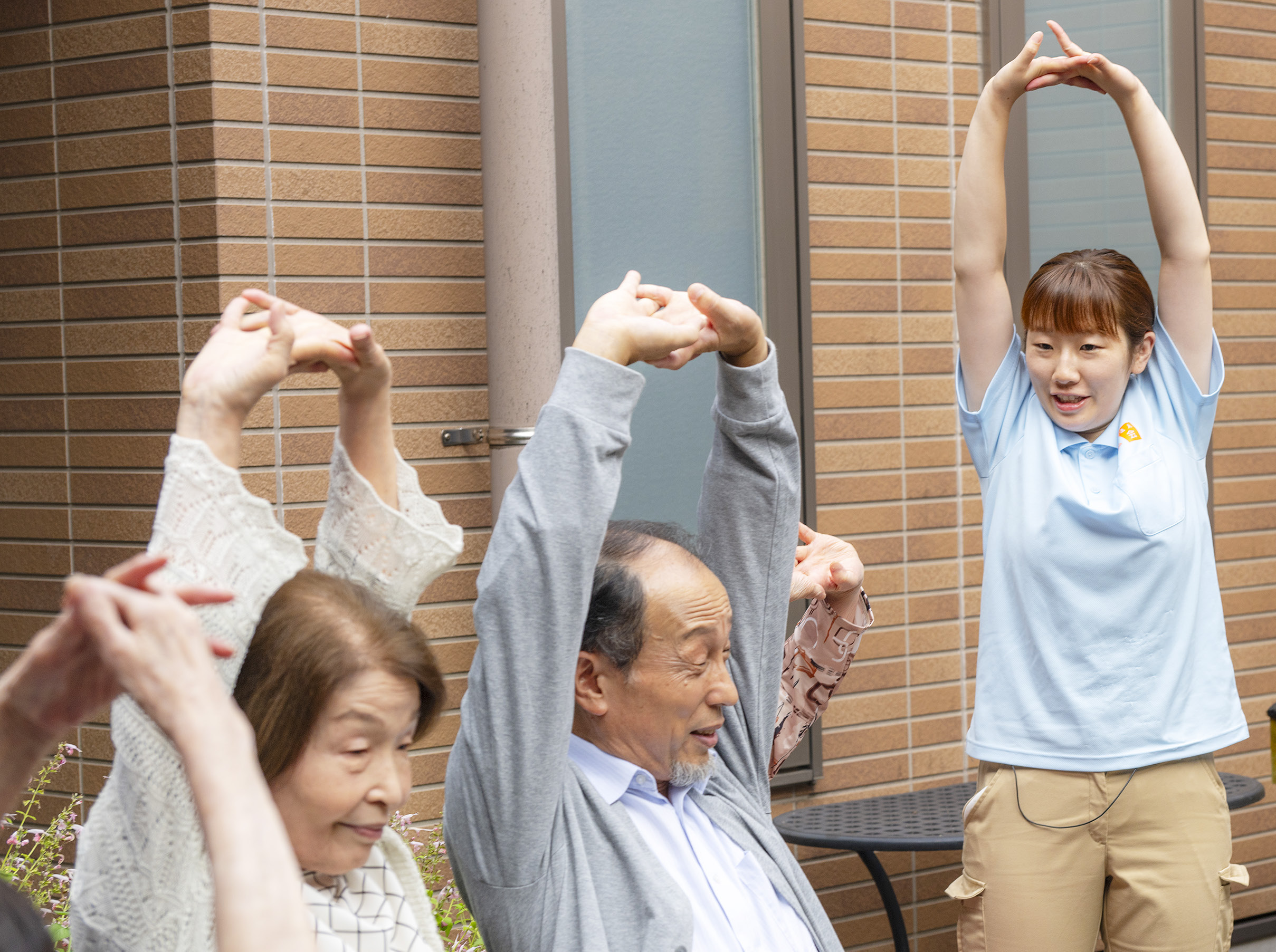 利用者と一緒に体操する福森さん