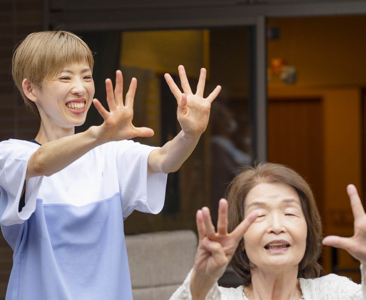 利用者と一緒に活動を楽しむ小林さん